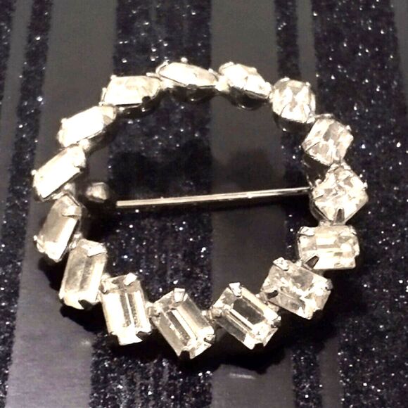 Vintage Silver Mid Century Prong Set Emerald Cut Clear Rhinestone Circle Pin - Picture 3 of 7